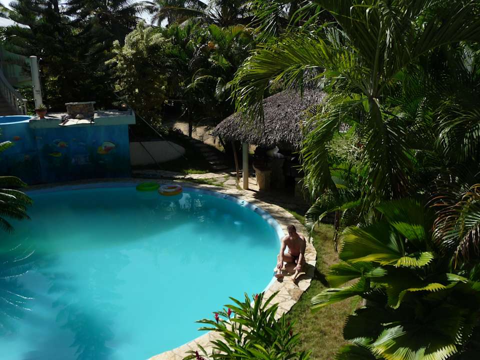 Pool bar with cocktails Das kleine Paradies Apartments