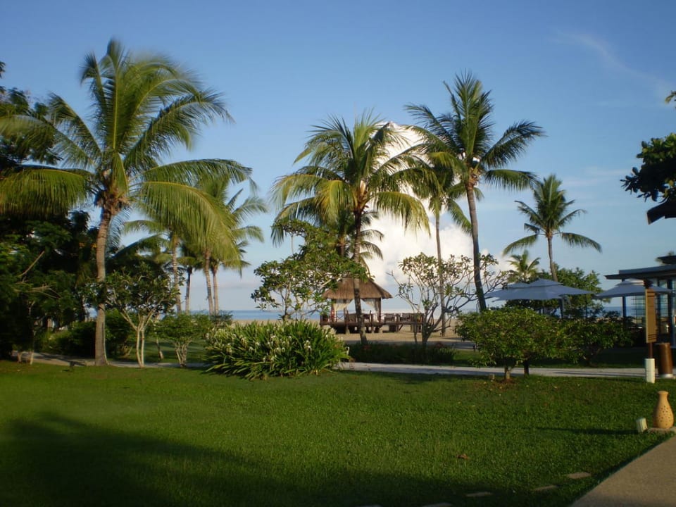Blick vom Garten Richtung Strand Shangri-La's Rasa Ria Resort & Spa