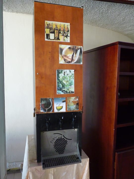 Der unansehnliche Weinspender Hotel Villas Caroline