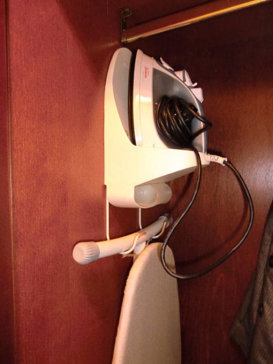 Bügelbrett & -eisen im Schrank Seminaris Hotel Nuernberg