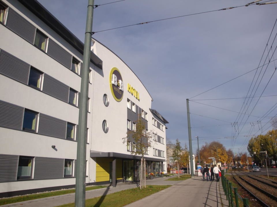Hotel & S-Bahn B&B Hotel Augsburg-Süd
