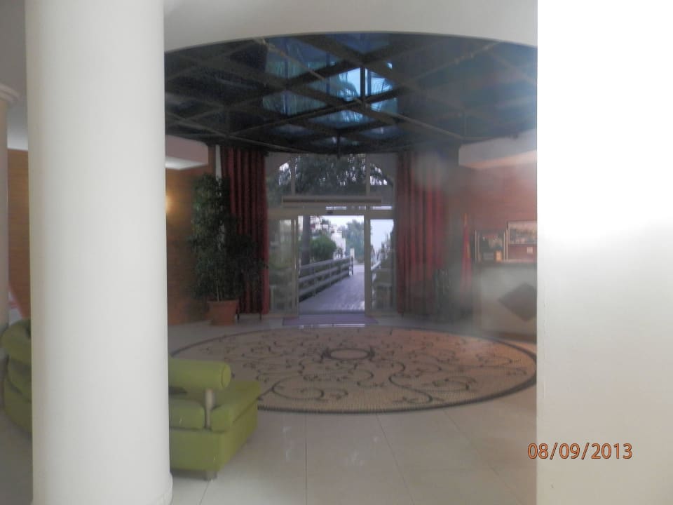 Вход и такая вот там красивый из гальки пол Tu Casa Gelidonya Hotel