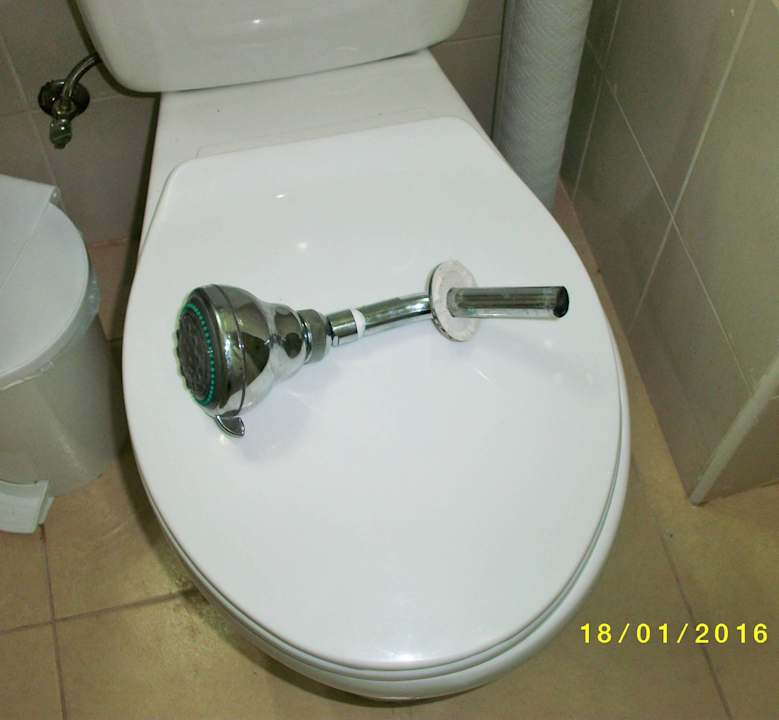 Die Dusche war mit Silikon befestigt!!! Hotel Islazul Pasacaballo