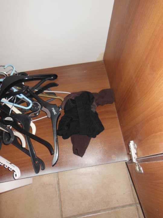 Benutzte Unterhose im Schrank Hotel Turihan