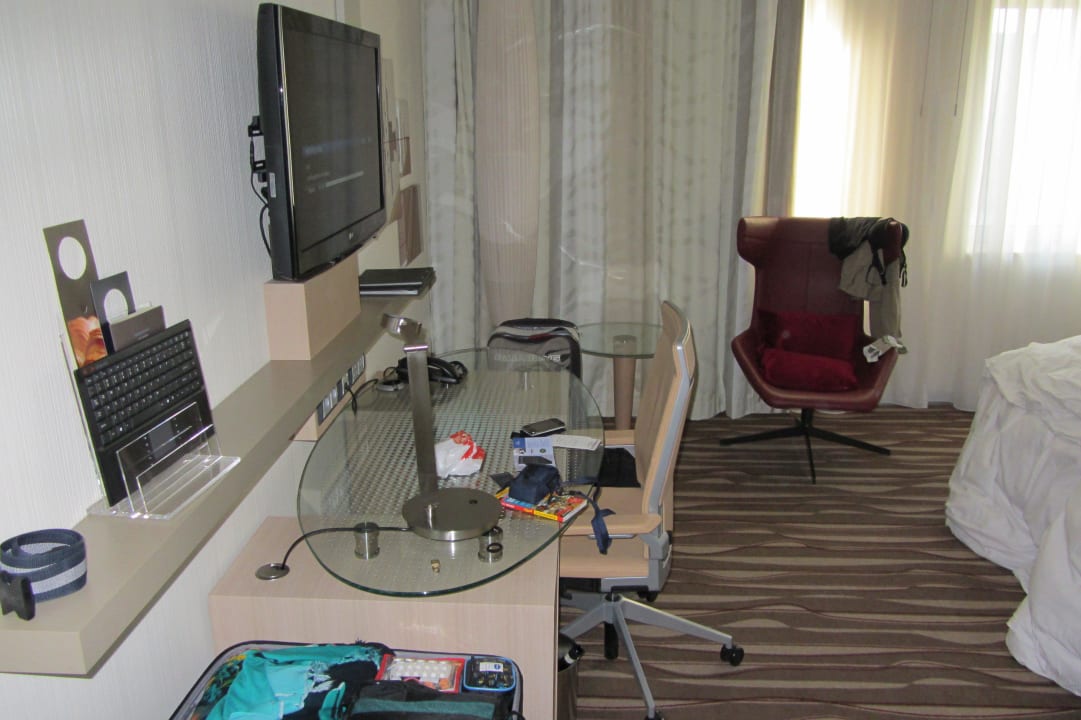 Fernseher und Schreibtisch Hilton Frankfurt Airport