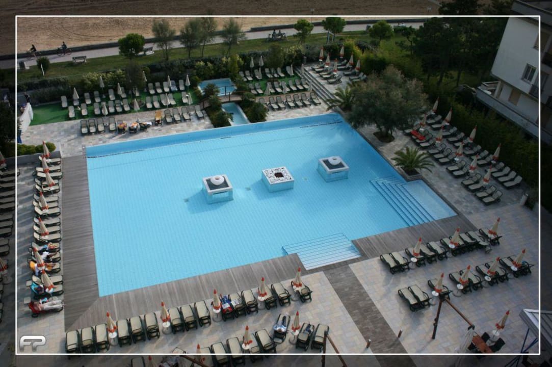 Blick auf den größeren der beiden Pools Bibione Palace