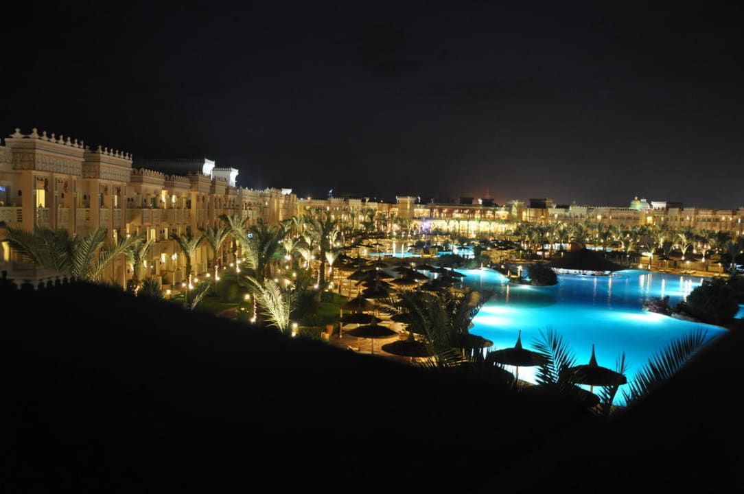 Poolanlage bei Nacht Pickalbatros Palace Resort