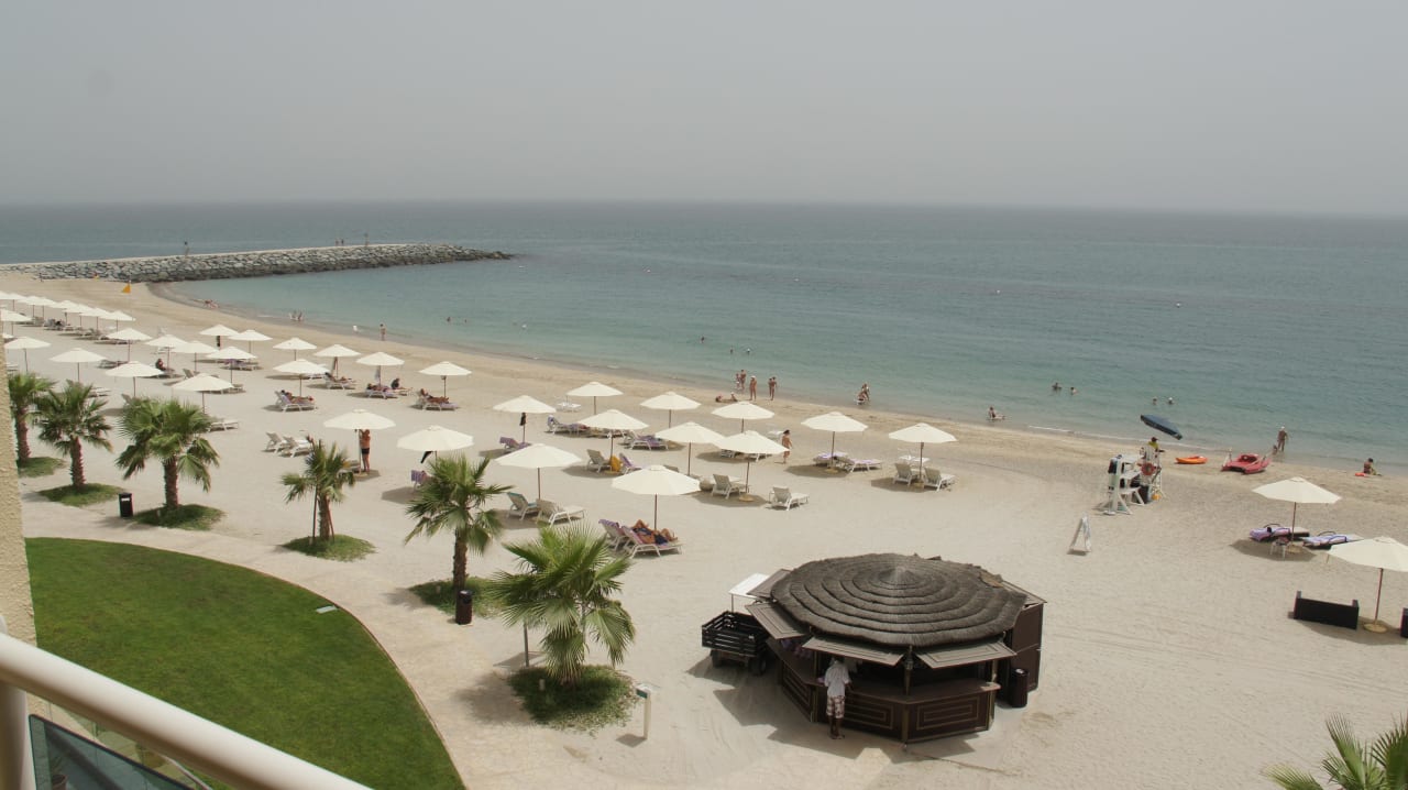 Blick vom Zimmer auf den Strand Radisson Blu Resort Fujairah
