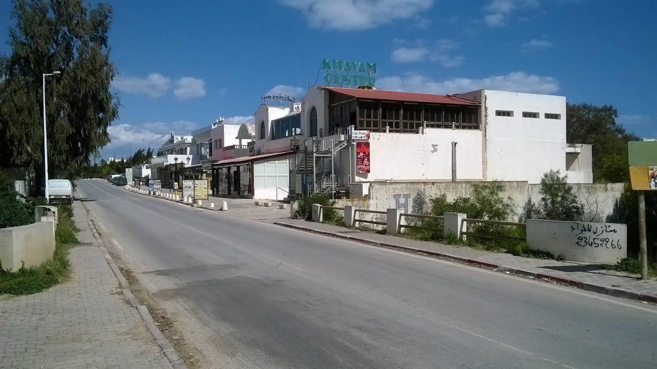 Vor dem Hotel Hotel Royal Nozha