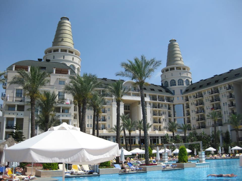 Blick vom Pool auf das Hotel Hotel Delphin Diva