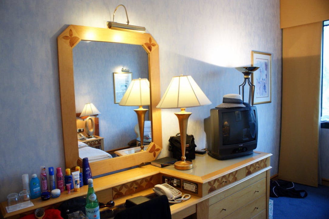 Frisierkommode mit TV Le Meridien Mina Seyahi Beach Resort & Waterpark