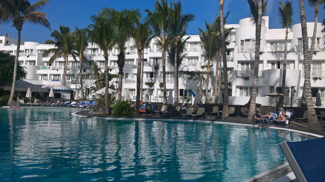 Partie de l'hôtel et piscine Hipotels La Geria