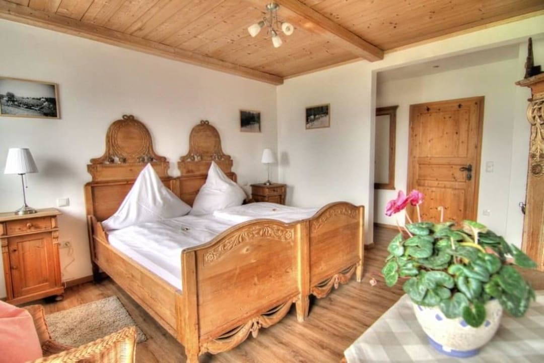 Blick ins Schlafzimmer der Ferienwohnung mit 50 qm Bauernhof Oberreiterhof