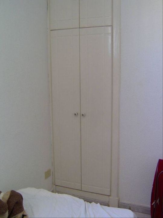 Schrank des kleineres Schlafzimmers alltoura Club Hotel Akeah Broncemar