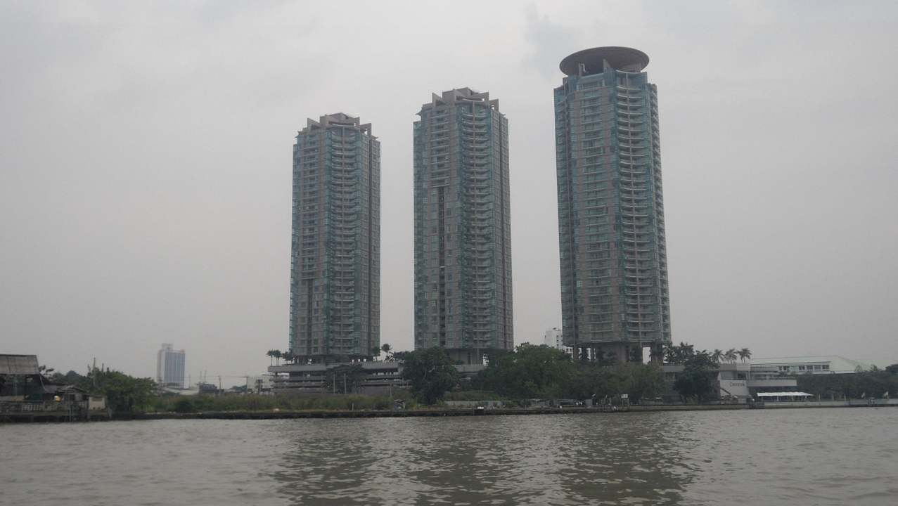 Der vordere Turm ist das Hotel Chatrium Hotel Riverside Bangkok