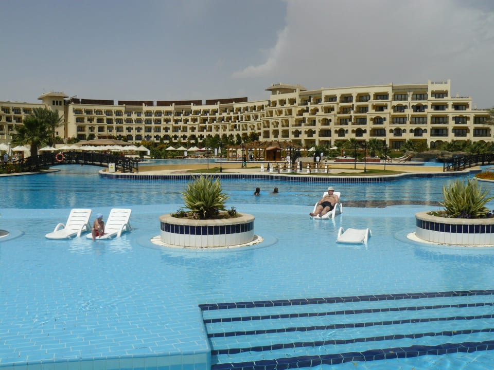 Blick auf das Hauptgebäude Steigenberger ALDAU Beach Hotel