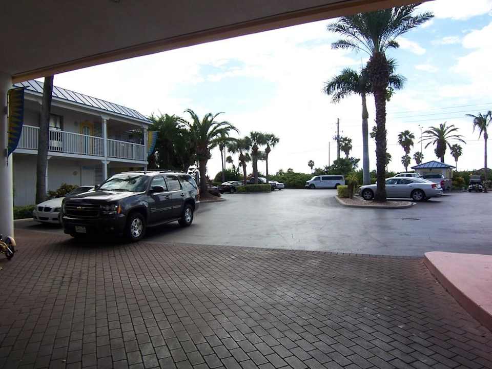 Vor der Rezeption Hotel Magnuson Marina Cove