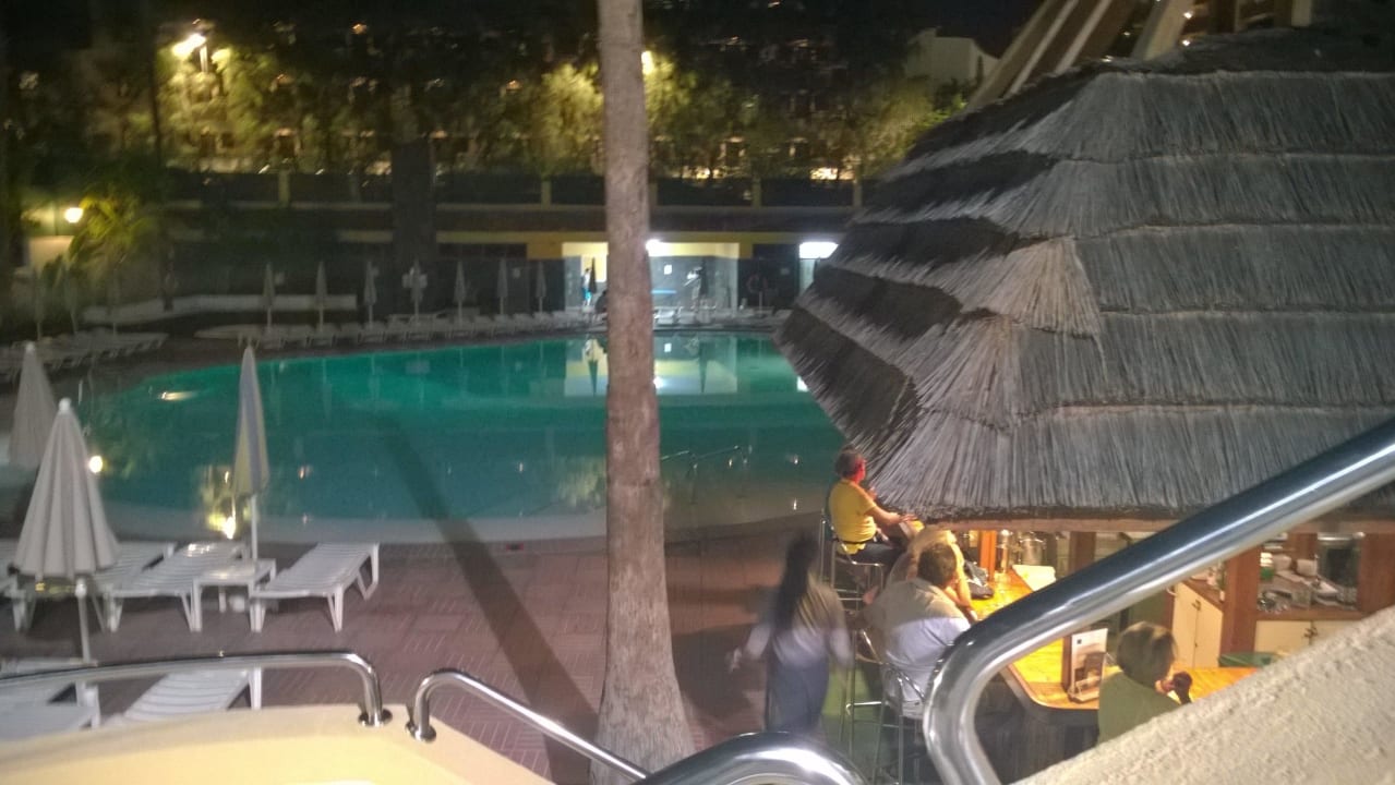 Pool abends allsun Hotel Lucana