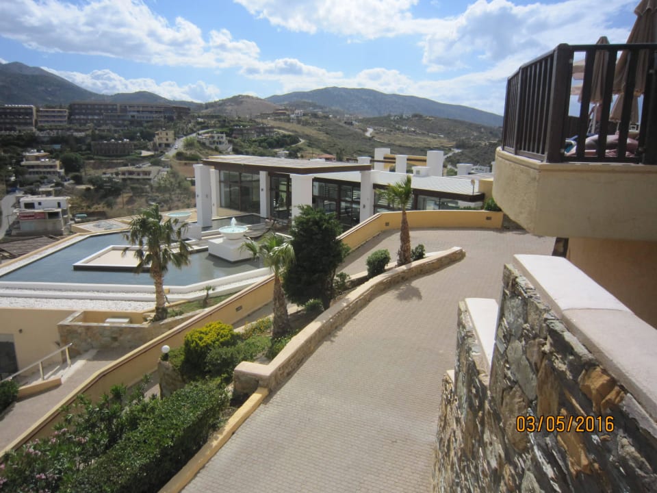 Blick auf die Rezeption vom Pool Seaside A Lifestyle Resort