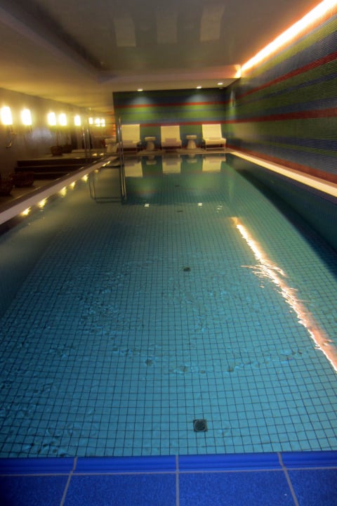 schmaler-langer-pool-adina-apartment-hotel-berlin-mitte-berlin