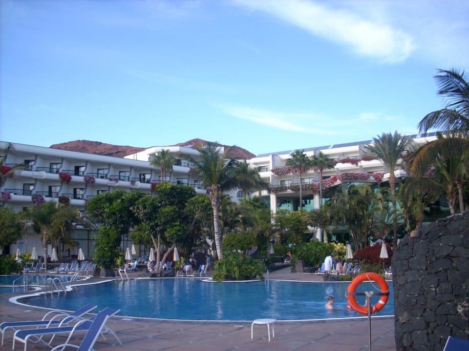 Pool und Bauweise des Hotels Hipotels Natura Palace