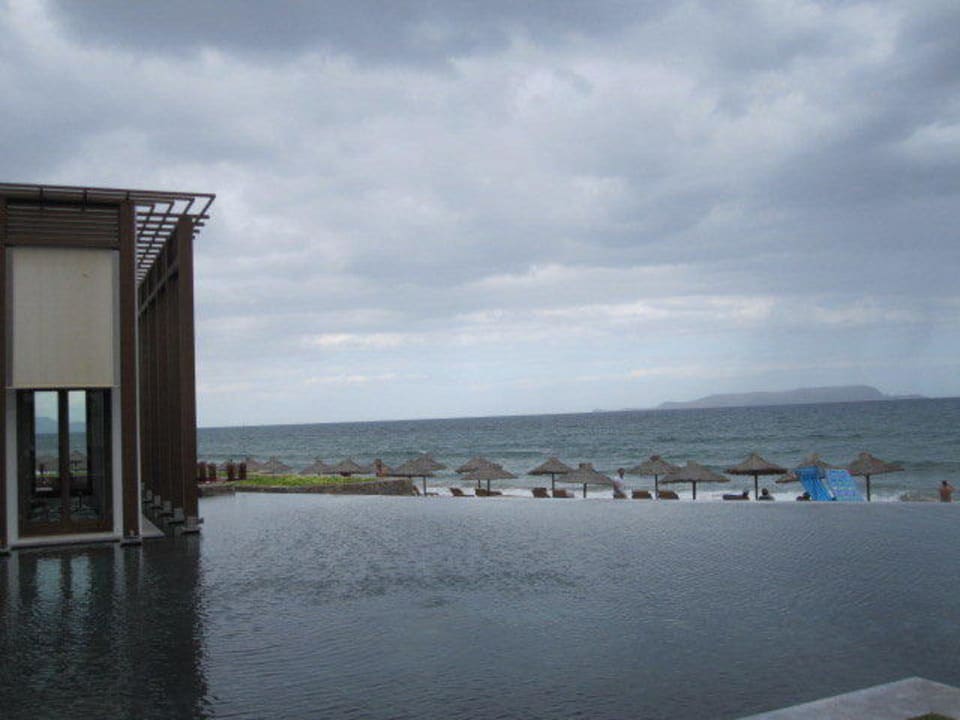 Ausblick Strand von Hotel kommend Amirandes A Grecotel Resort To Live