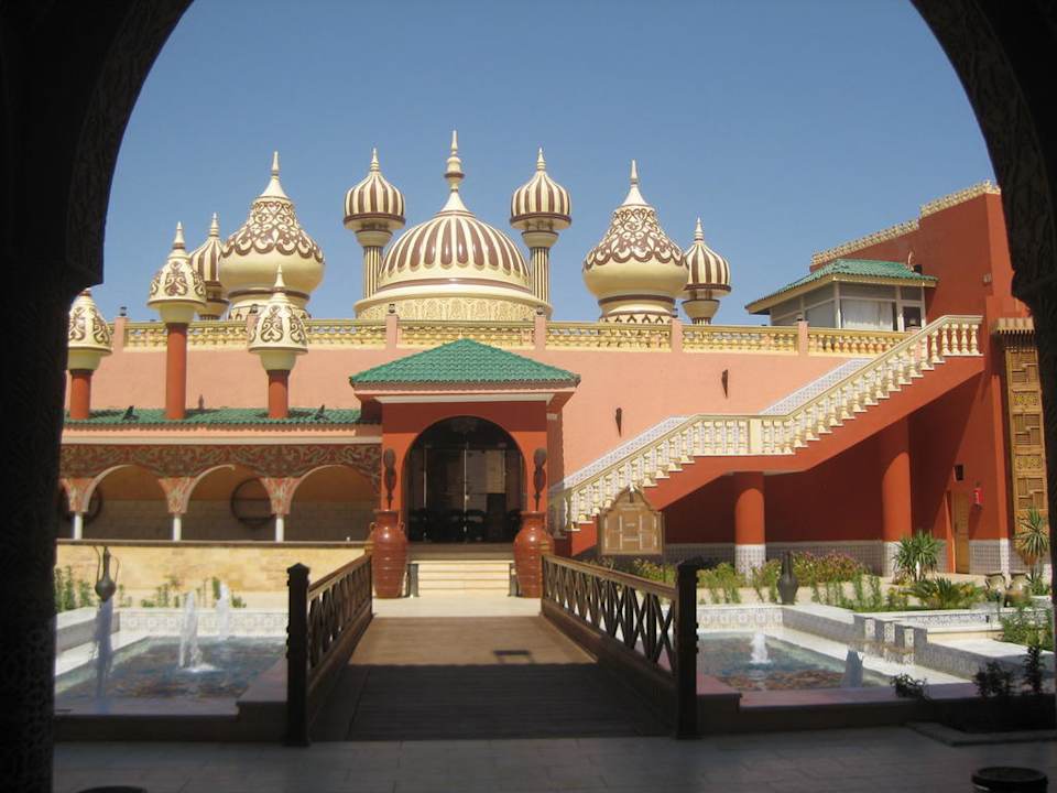 Eingang Richtung unserer Restaurants Pickalbatros Alf Leila Wa Leila Resort - Neverland Hurghada