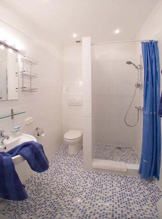 Großes Gemeinschaftsbad im Flur Pension SwissStar