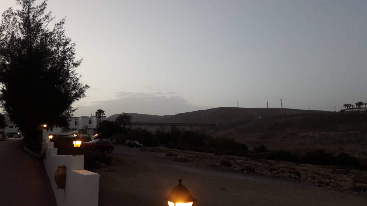 Weg vom Restaurant zu den Suiten Marina Playa Suite Hotel