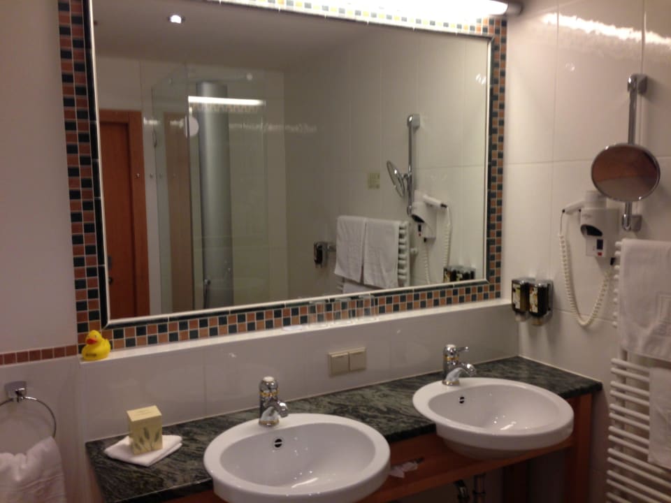 Bedezimmer - zwei Waschbecken.  RETTER Bio-Natur-Resort