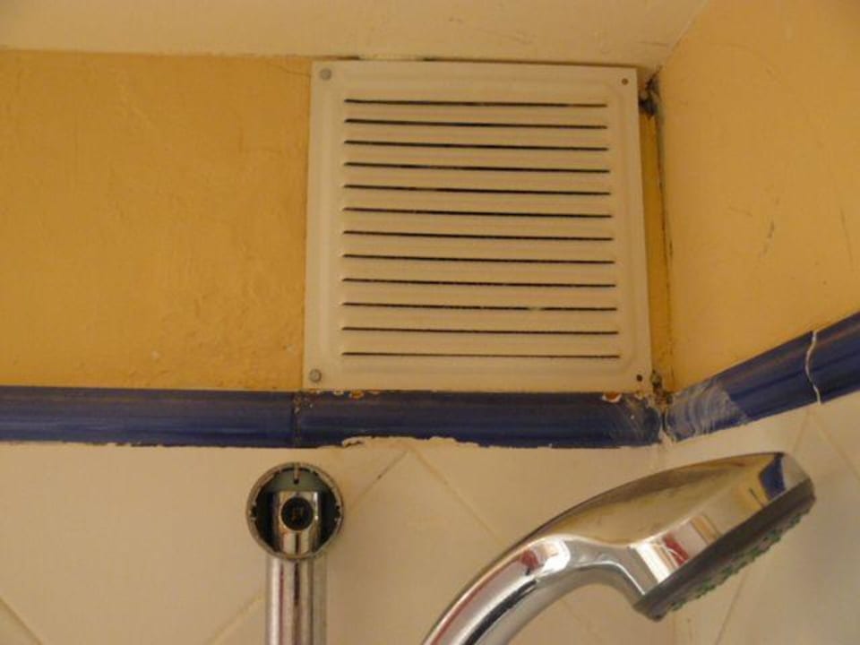 Dusche, Lüftung mit Nägeln festgehlten SBH Costa Calma Beach Resort