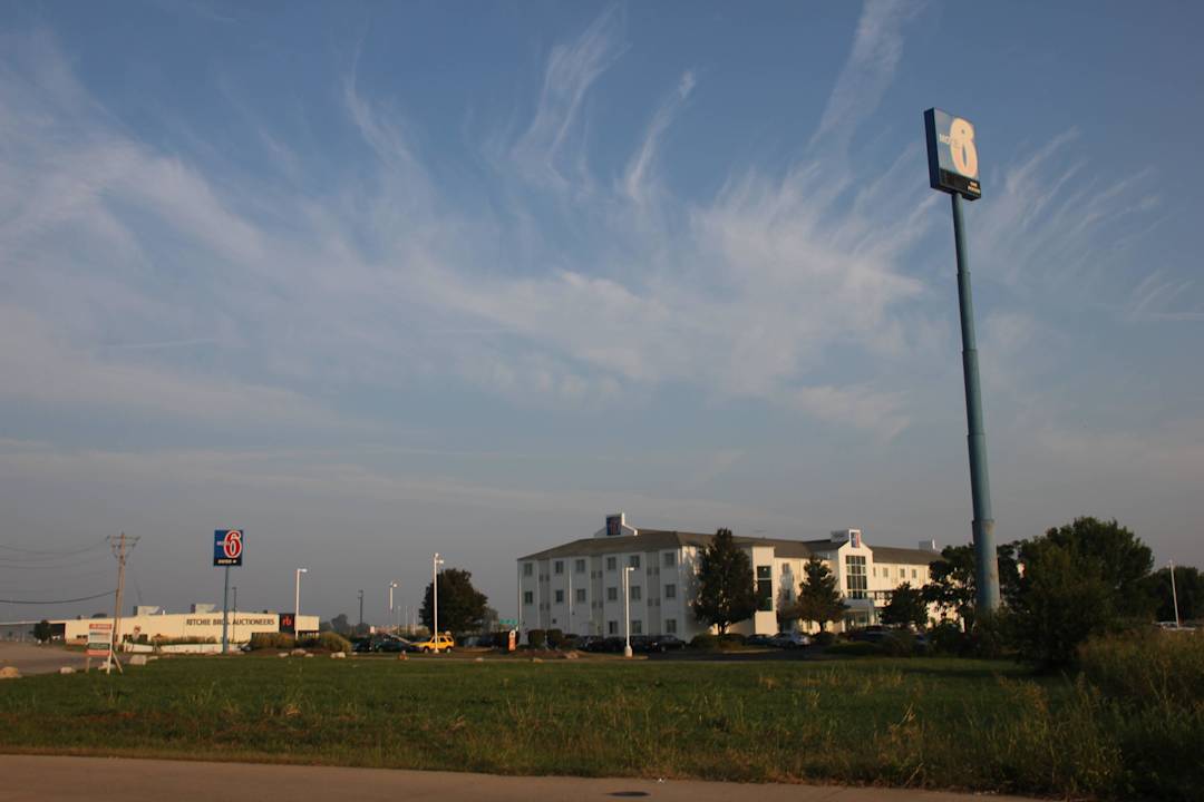 So ist das Hotel von ferne erkennbar Motel 6 St Louis East Caseyville Il