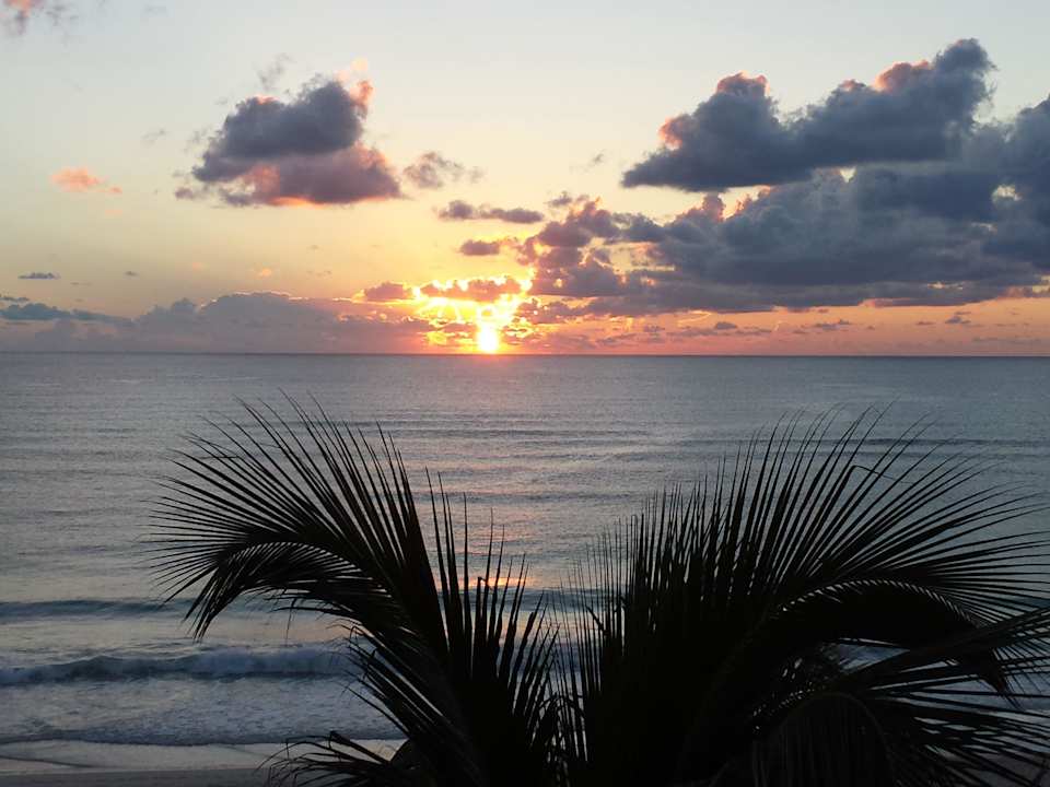 Herrlicher Sonnenaufgang vom Zimmer gesehen JOIA Paraiso by Iberostar