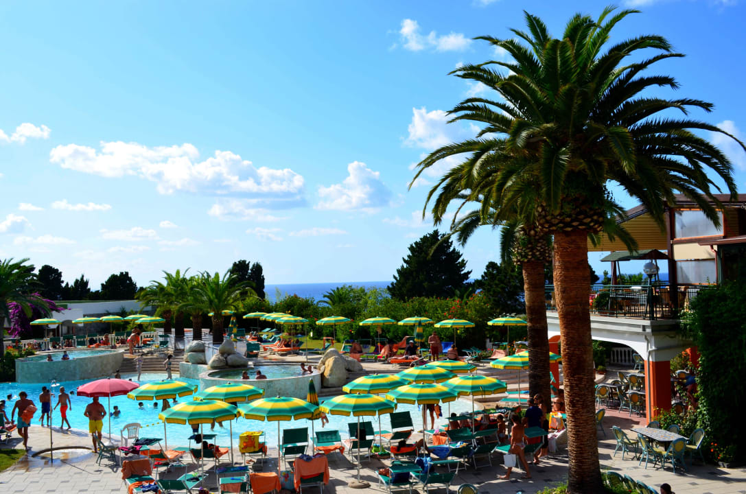 Blick auf die gesamte Poolanlage Aldiana Club Rocca Nettuno Calabria
