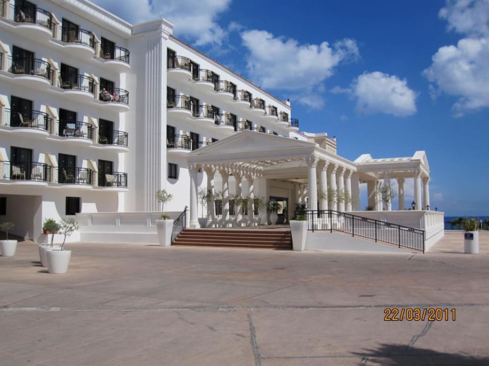 Eingangsbereich vom Parkplatz aus Constantinos The Great Beach Hotel