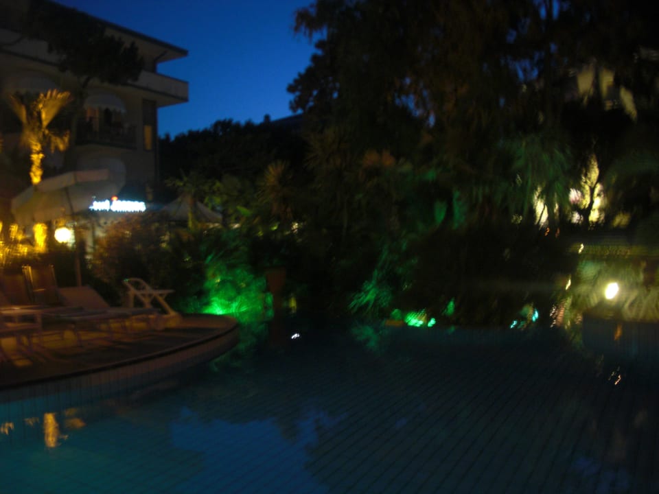 Poolanlage bei Nacht Park Hotel Pineta