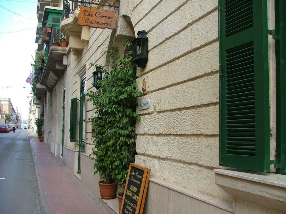 Front mit Restauranteingang Hotel The Windsor