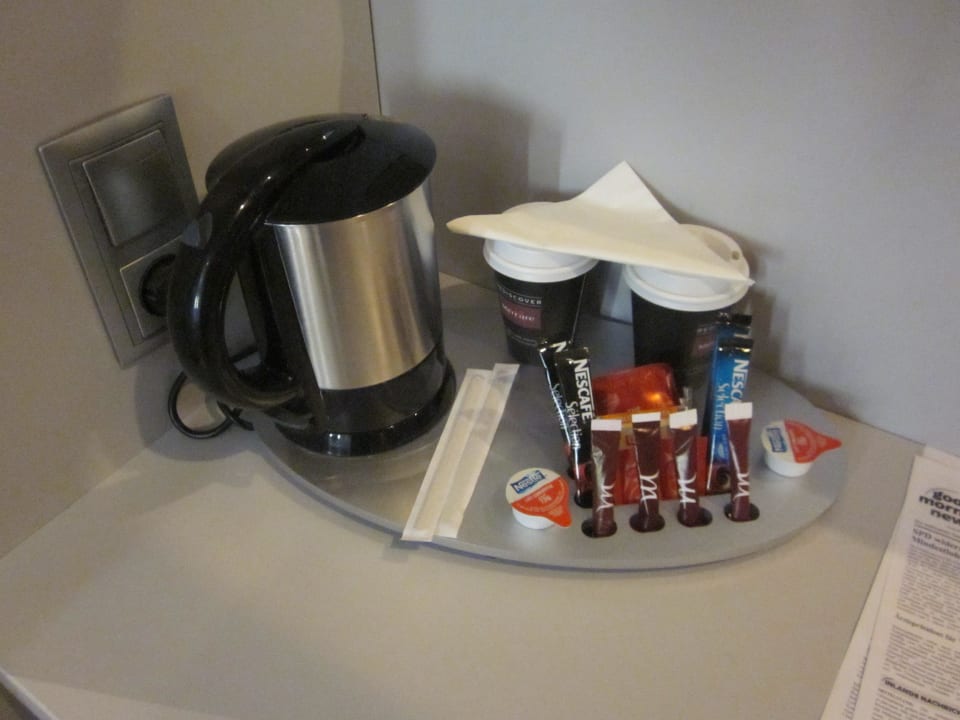 Wasserkocher mit Kaffee  Mercure Paris Montmartre Sacré Coeur