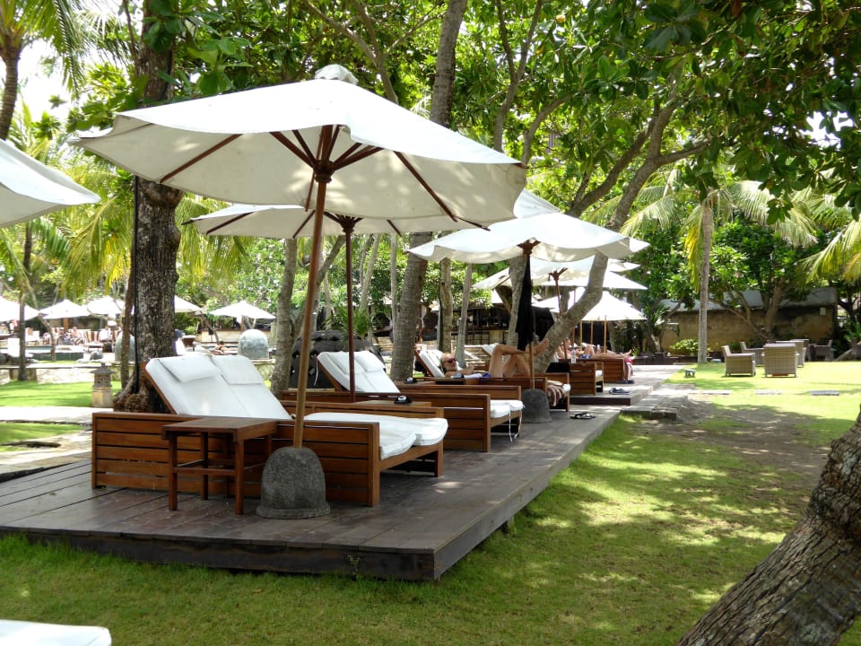 Liegen zwischen Pool und Strand The Royal Beach Seminyak Bali - MGallery Collection