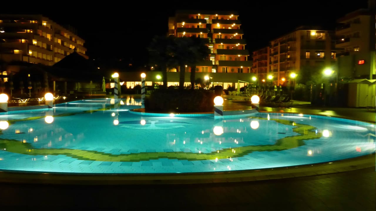 Schöner Pool bei Nacht Aparthotel Holiday