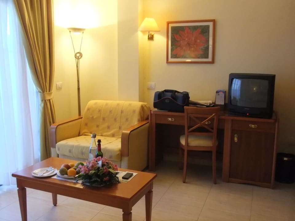 TV mit Schreibtisch und Minibar Hotel Riu Garoe