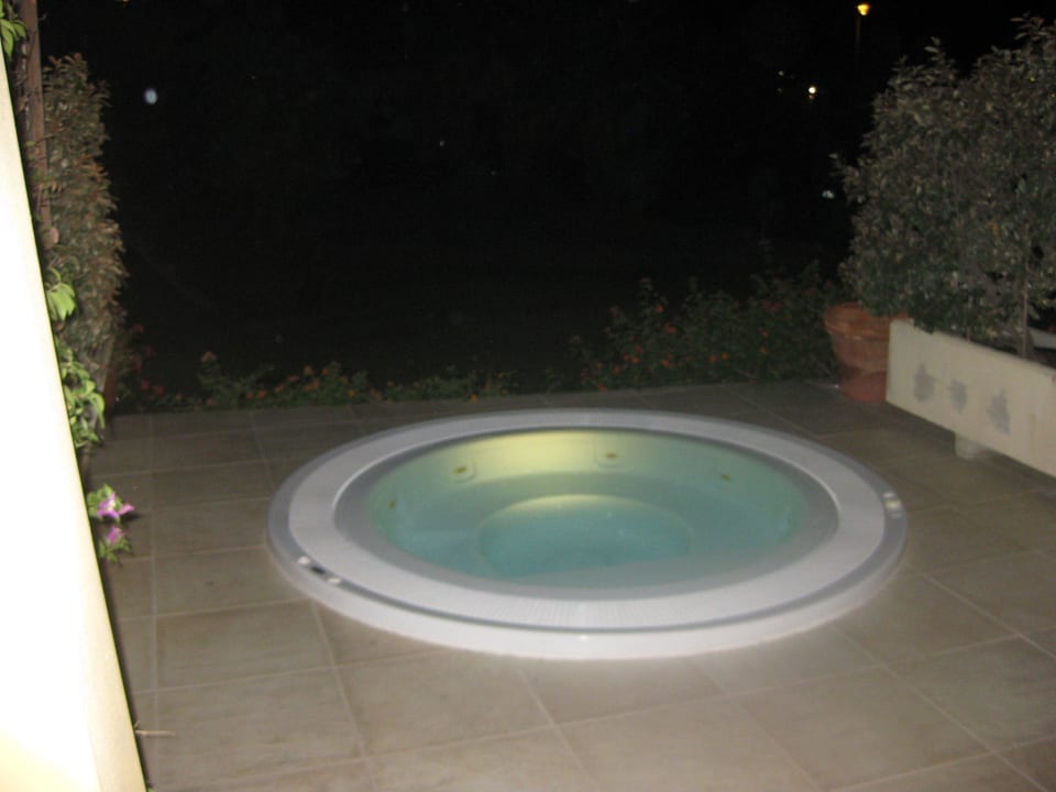 "Jacuzzi vom Zimmer aus ge..." Hotel Villa Margherita (Golfo Aranci