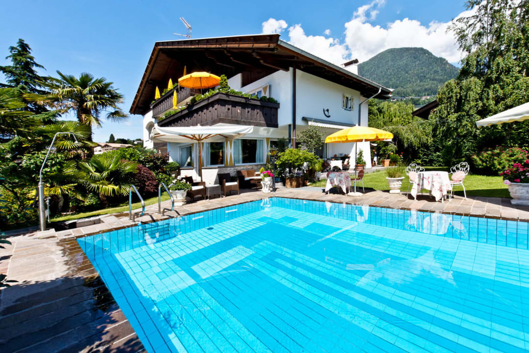 Pool und Garten Hotel Landhaus Innerhofer