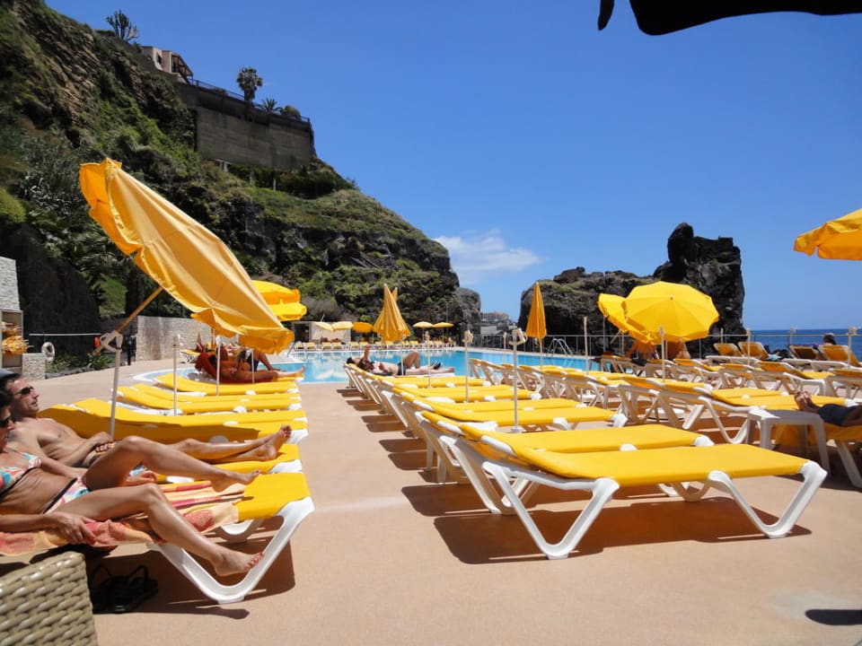Pool mit Liegen Hotel Orca Praia