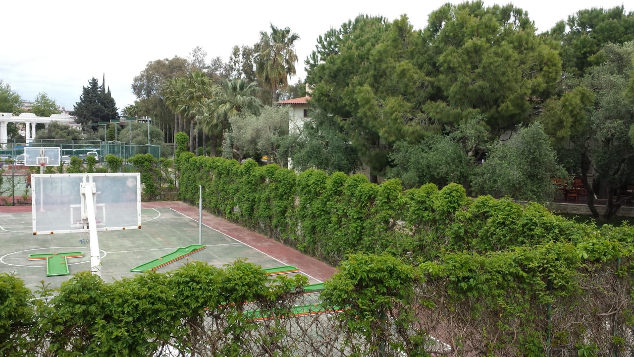 Tennisplatz und Minigolf / Basketball  Melas Holiday Village