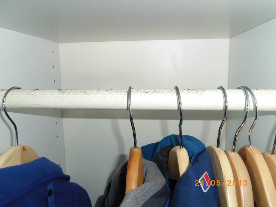 Kleiderstange im Kasten Hotel Christian IV