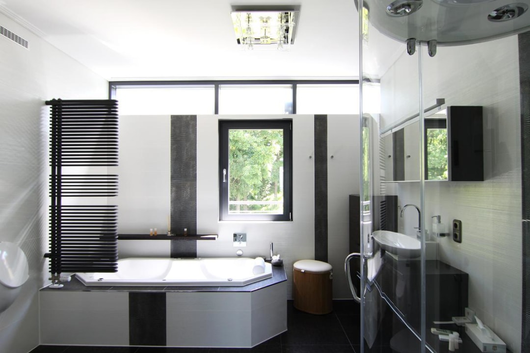 Bad mit Whirlwanne und Dampfdusche Villa Via Lapis