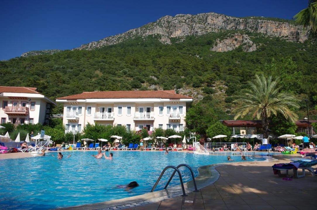 Hotelowy basen.W tle góra Babadag (1960m) Ölüdeniz Turquoise Hotel