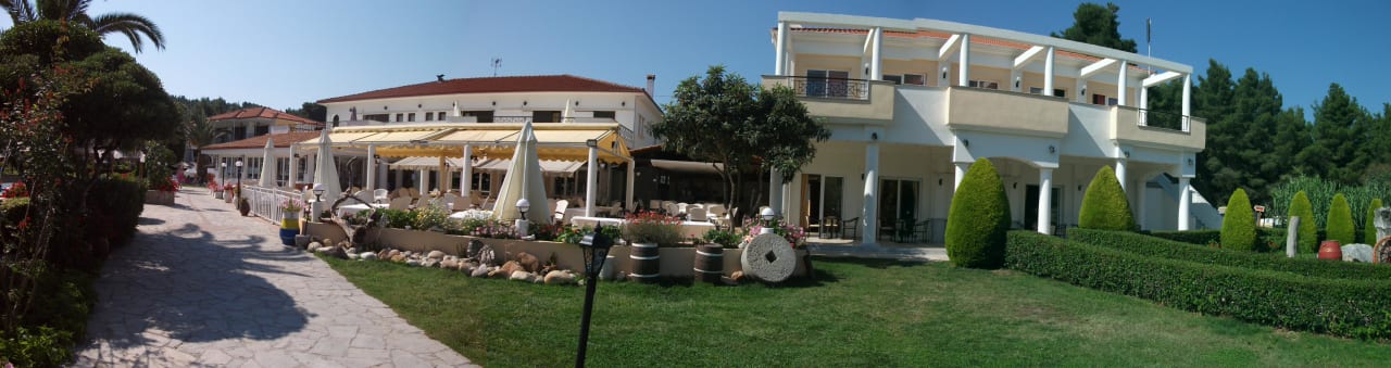 Der Eingang zum Village  Hotel Chrousso Village