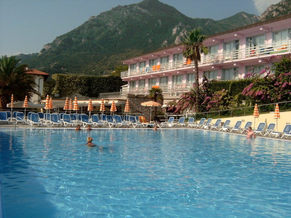 Blick zur Villa Silvia über den Pool Hotel Ideal